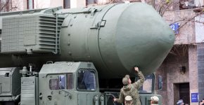 חיילים רוסים מציגים ברחובות מוסקבה טיל שיכול לשאת ראש נפץ גרעיני.