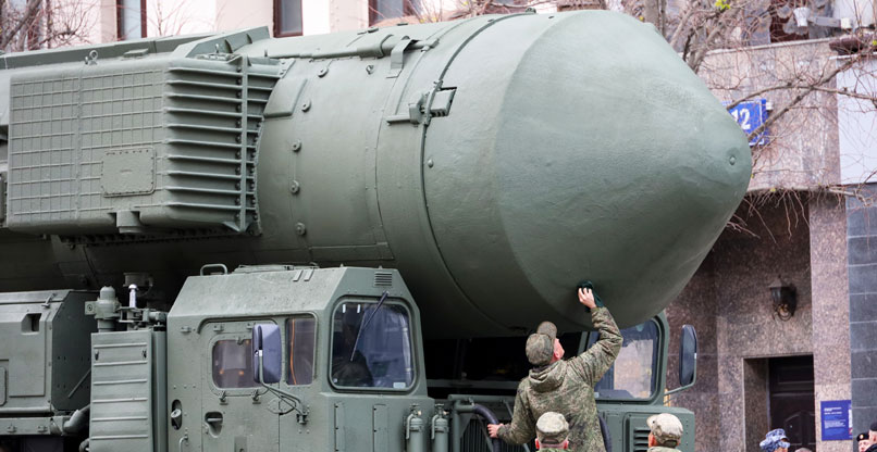 חיילים רוסים מציגים ברחובות מוסקבה טיל שיכול לשאת ראש נפץ גרעיני.