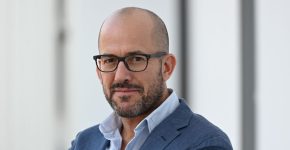 יונתן יגלום, יו"ר ומנכ"ל פלו אופטיקס.