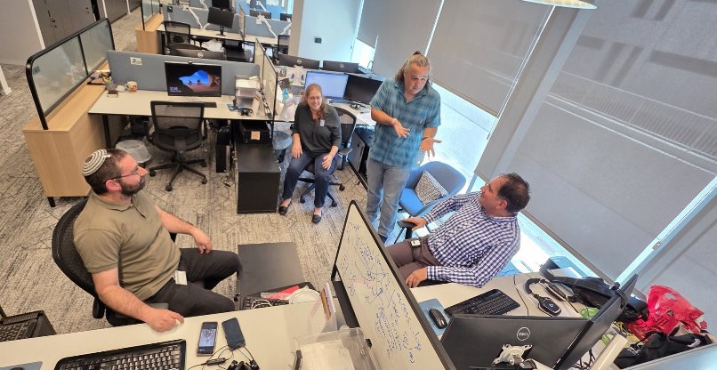 שני מימין: דרור גילת, מנהל פיתוח באגף טכנולוגיות, במשרדי מלם תים בפגישת עבודה עם צוות מג'יק.