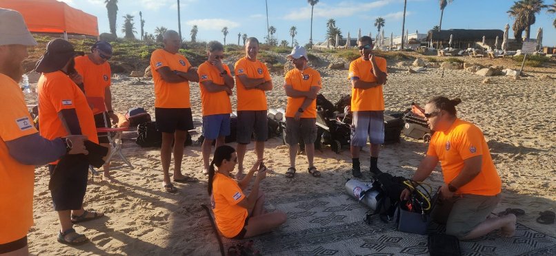 דרור גילת מתדרך את החברים מיחידת הצוללים של זק"א.