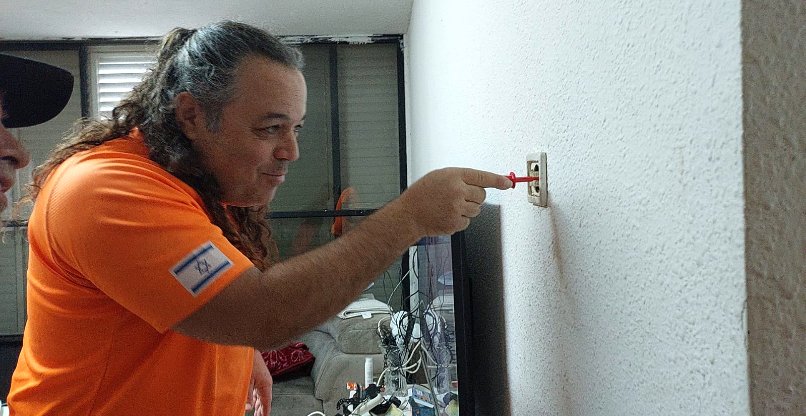 דרור גילת ממלם תים מתנדב בשיפוץ בית של קשיש במסגרת זק"א.