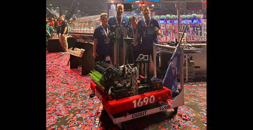 עם הרובוט המנצח.