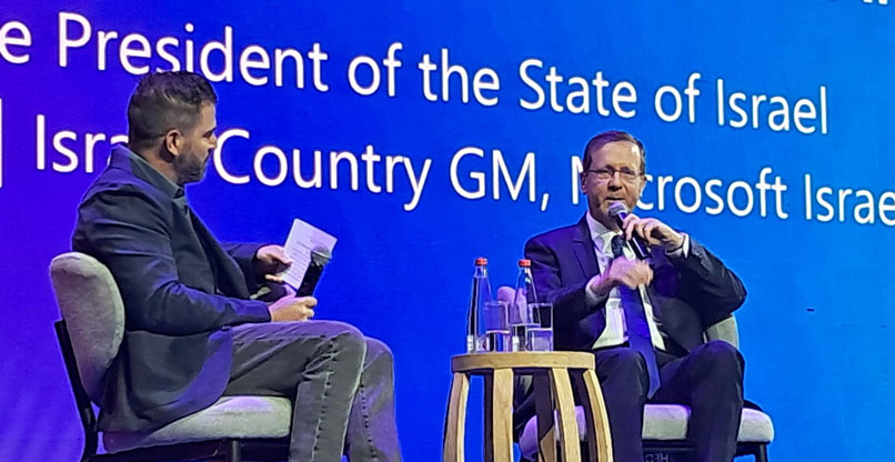 מימין: נשיא המדינה, יצחק הרצוג, ומנכ"ל מיקרוסופט ישראל, אלון חיימוביץ'.