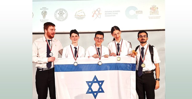 נבחרת ישראל בפיזיקה (מימין לשמאל): יובל מוזס, אריאל דורון, יהונתן שיר, אלון הרט ועמית לניס.