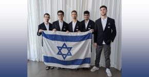 נבחרת מדעי המחשב (מימין לשמאל): עידן רוזנצוויג, יואב שמאי, אופק שוחט, דניאל ובר ועידו כפיר.