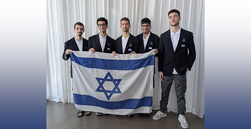 נבחרת מדעי המחשב (מימין לשמאל): עידן רוזנצוויג, יואב שמאי, אופק שוחט, דניאל ובר ועידו כפיר.