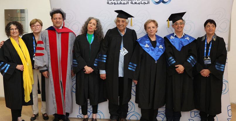 מימין: פרופ' מימי אייזנשטט, פרופ' ליאו קורי, נשיא האוניברסיטה הפתוחה, נשיאת בית משפט העליון בדימוס, דורית בייניש, נגידת האוניברסיטה, מוקי צור, קרן נויבך, ד"ר סאמר חאג' יחיא, מקסין פסברג וד"ר שושי הרן.