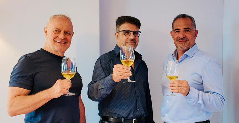 מימין: שלי מחרז, סמנכ"ל טכנולוגיות ופיתוח עסקי בקבוצת SQLink; דורון סיון, מנכ"ל ומייסד שותף של מדסק; ותמיר גורן, מנכ"ל SQLink.