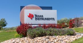 שלט של טקסס אינסטרומנטס במתחם שלה בלהי, יוטה.