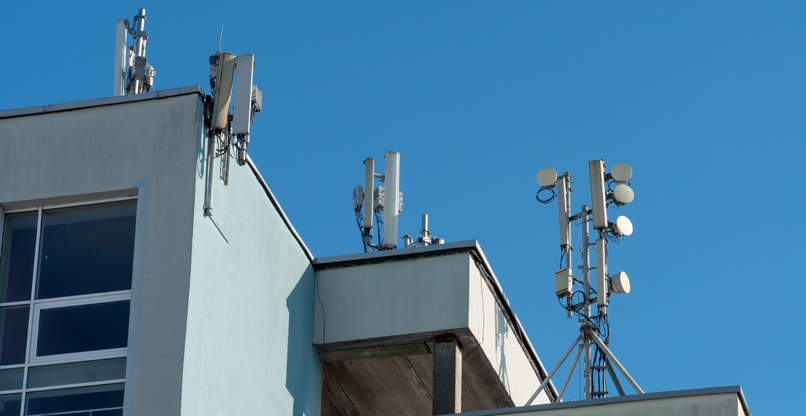 חברות התקשורת יוכלו להתקין אנטנות סלולריות על גגות של בניינים ממשלתיים.