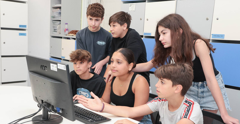 תלמידי חטיבת ביניים בתל אביב משתתפים בחידון