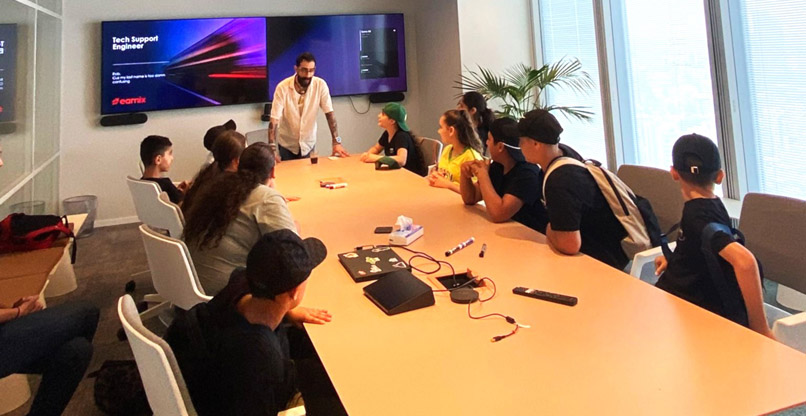 תלמידי כיתה ה' מבית הספר כולנא-יחד בביקור בחברת ארניקס.