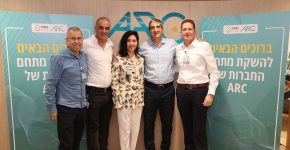 משיקים מתחם חדש של ARC. מימין: פרופ׳ איל צימליכמן, סמנכ״ל טרנספורמציה, חדשנות ו-AI ומנהל ARC, פרופ׳ יצחק פרייס, מנהל המרכז הרפואי שיבא, כרמית נעימי, מיכאל נעימי, מבעלי מגדל נעימי באור יהודה, אבי ברוך, סמנכ״ל משא״ן ומנהל ארגוני בשיבא וראש מינהלת עמק הביוטק.