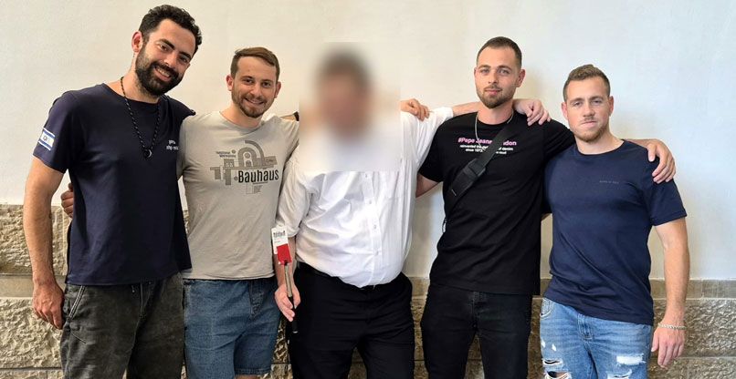 מימין: יהושע (ג'וש) מלמד וינון טויטו, שניים ממפתחי המיזם, ש', ובנימין ברנר ואופיר שולץ, המפתחים הנוספים.