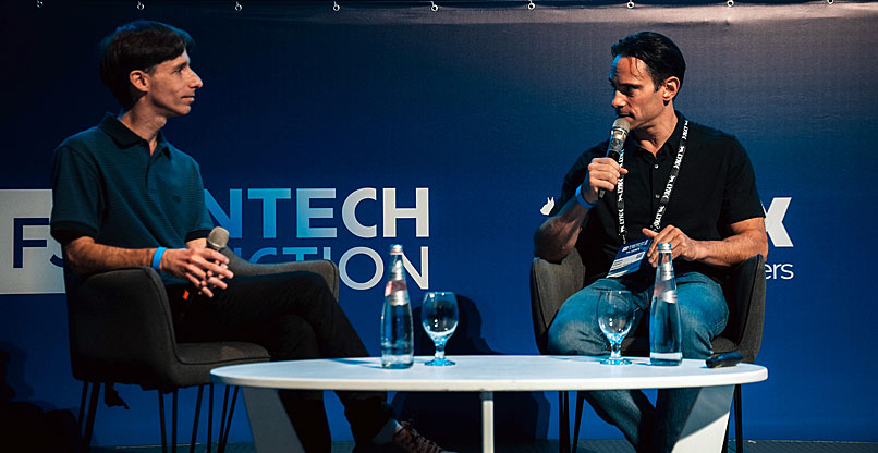 מימין: אדם פישר, שותף בקרן בסמר ונצ'ר פרטנרס, וזיו קציר, ראש התוכנית הלאומית לתשתיות AI ברשות החדשנות.