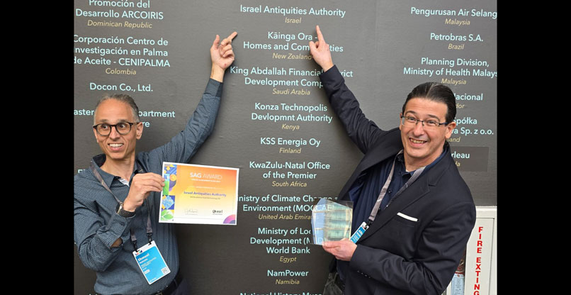 סמנכ"ל הטכנולוגיות של רשות העתיקות, אלבי מלכה (מימין), ומנהל ה-GIS שלה, שמואל קטורזה, באירוע קבלת הפרס.