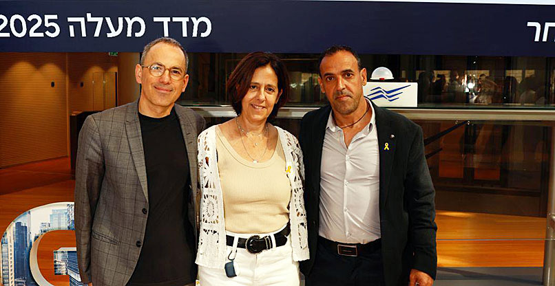 מימין: שורד השבי אלי שרעבי, יו"רית מעלה, תמר יסעור, ומנכ"ל הארגון, מומו מהדב.