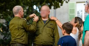 אחד הקצינים שהוענקה לו דרגה בטקס, יחד עם בני משפחתו והאלוף אביעד דגן, ראש אגף התקשוב וההגנה בסייבר (משמאל).