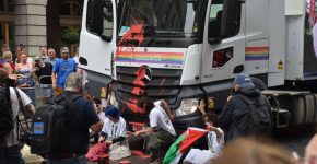 מפגינים חוסמים את המשאית של סיסקו במצעד הגאווה בלונדון.