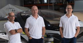 מייסדי אייר. מימין: נתנאל גולדברג, ראש תחום אוויוניקה; רני פלאוט, מנכ"ל החברה; וחן רוזן סמנכ"ל הטכנולוגיה.