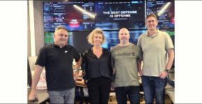 ביקור בזק במשרדי ארמורי דיפנס. מימין לשמאל: אלון אהרון, מנכ"ל ארמורי דיפנס; רותם לוי, מנהל מחלקת תשתיות מוקדים בבזק; כרמית אראל, מנהלת מערכות מידע בבזק; אורן פדלר, מנהל מחלקת אינטרנט, בזק.