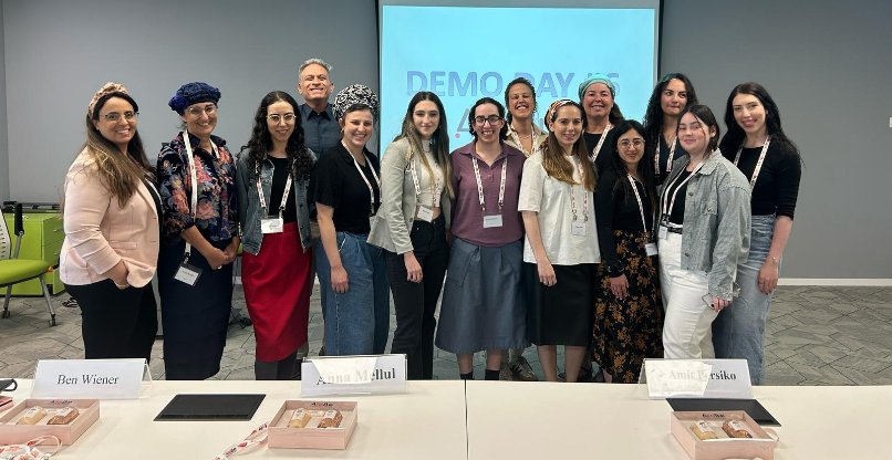 בוגרות המחזור השישי בדמו-דיי של אקסלרטור הנשים במכללת עזריאלי ירושלים.