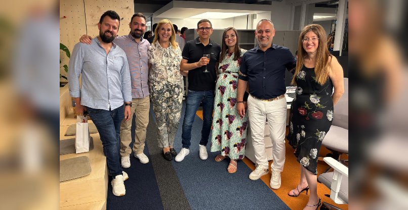 בחנוכת משרדי סיוה החדשים ביוון. אמיר פנוש, מנכ"ל סיוה (במרכז), עם דנה מאור מגידו סמנכ"ל משאבי אנוש, ובכירי השלוחה היוונית של סיוה, מינה גזיליאן, סבאס סגורנאס, צ'ריסה ואסו ו-וסיליס קוליוס.