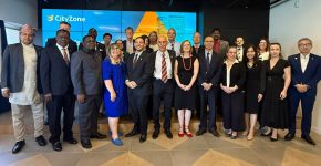 אסף זמיר ממלא מקום ראש עיריית תל אביב-יפו (חמישי משמאל) וליאת שחם, מנכלית סיטי-זון (שישית מימין) עם השגרירים שהגיעו לפארק עתידים. צילום באדיבות פארק עתידים