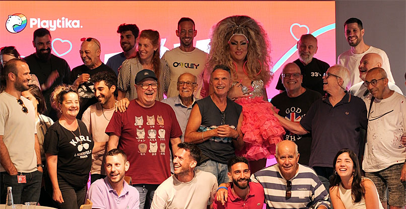 עובדות ועובדים בפלייטיקה, חברי התא הגאה שלה, LGBTika, בנות ובני הגיל השלישי מקהילת הלהט"ב ומלכת הדראג קיי לונג באירוע במשרדי החברה.