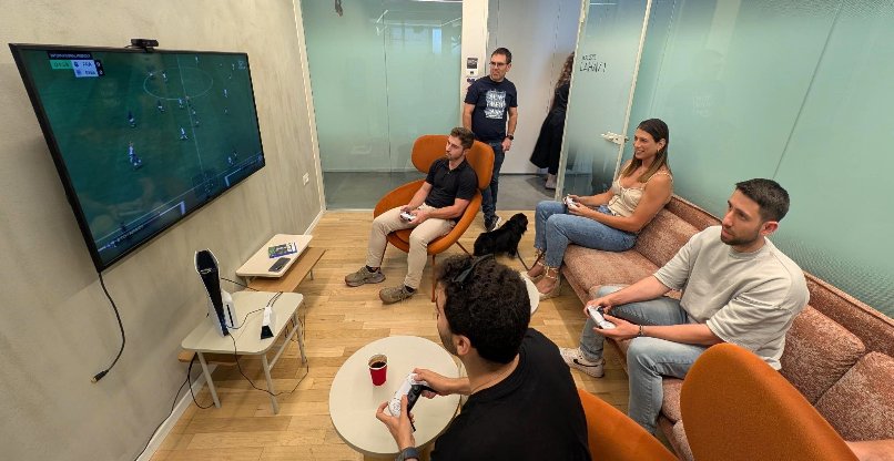 ספיר ברמן בסשן פיפ"א תחרותי עם עובדי ארניקס.