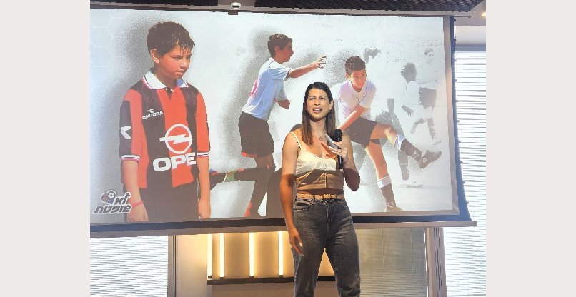 ספיר ברמן בהרצאה מול עובדי ועובדות חברת הפינטק ארניקס.