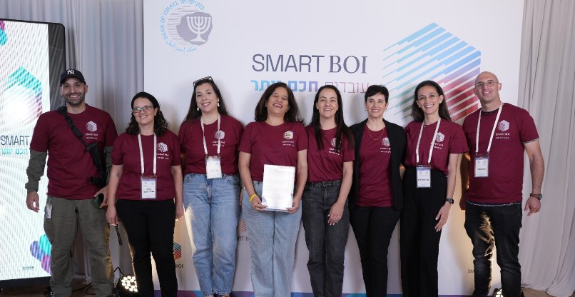 בהאקתון של בנק ישראל מימין לשמאל: יוסי איבינדר (חטיבת טכנולוגיית המידע), שיר דבורה כהן (הפיקוח על הבנקים), הדס גלס שמעון (הפיקוח על הבנקים), יפעת דוידי (חטיבת טכנולוגיית המידע), אסנת פלד לוי (חטיבת המחקר), נועה דרביש (מחלקת המטבע), טלילה אפללו רוזנטל (חטיבת מידע וסטטיסטיקה), אלירן יחזקאל (חטיבת טכנולוגיית המידע).