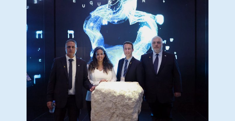 עם האבן העתיקה שהובאה במיוחד מירושלים בכנס קו האופק, אקספו 2025, יפן. מימין לשמאל: ד"ר אלישע סטואין אגף קו האופק, רועי צייכנר קו האופק, שני אדרי ראשת אגף קשרי חוץ, ד"ר ויקטור ישראל - ראש אגף קו האופק.