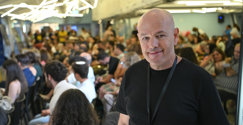 רימון טובין, האיש שמאחורי ההאקוטיזם, ומשתתפי האירוע.