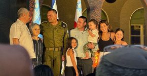 אל"מ גלעד יבין, שימונה בשבוע הבא למפקד ממר"ם, ובני משפחתו, יחד עם הרמטכ"ל, רא"ל אייל זמיר (במרכז).