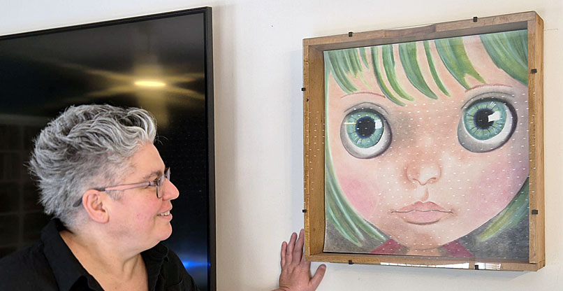 ד"ר בלה ברדה ברקת עם ציור שציירה.