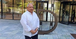 אריה דרעי, מנהל זרוע הטכנולוגיות בבנק דיסקונט, בכניסה לקמפוס החדש של הבנק במתחם האלף במערב ראשון לציון.