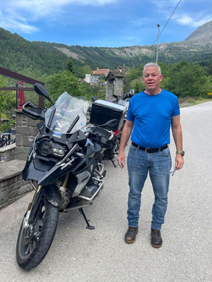 רן נאור, מנכ"ל אורטק דיפנס סיסטמס, והאופנוע שלו.