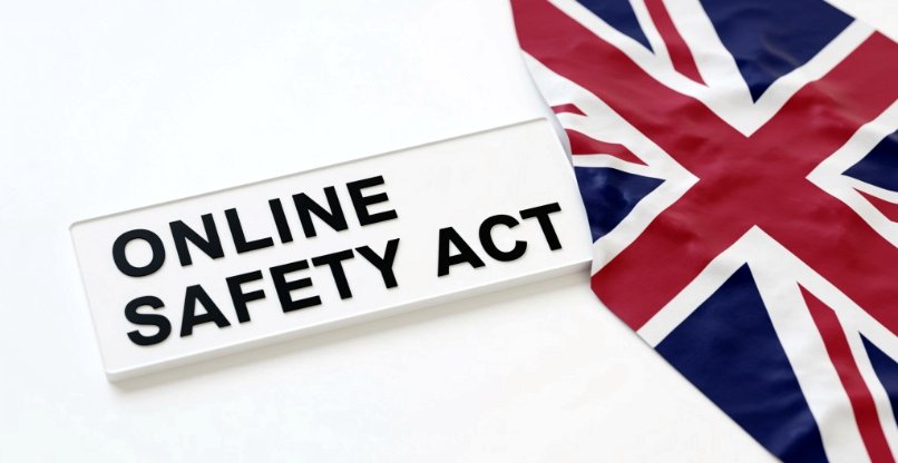 מחייב פלטפורמות דיגיטליות להגן על ילדים, להסיר תכנים בלתי חוקיים ו"לרסן" חומרים מזיקים. חוק הבטיחות המקוונת של בריטניה.