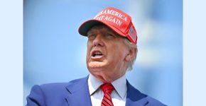 נראה בציבור עם כובע MAGA האדום שלו. נשיא ארה"ב דונלד טראמפ.