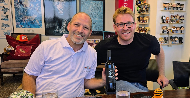 משמאל: שניר רוזנפלד, המנכ"ל החדש של עמותת בוגרי יהל"ם, ויואב מוזר, המנכ" להקודם.