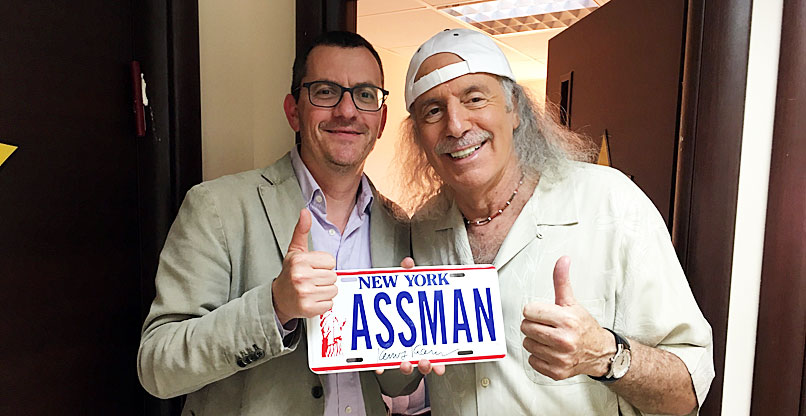 אורי סגל, מנכ"ל Cyvore, עם קריימר המקורי.