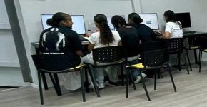 בונות אתר. קבוצת הנערות בפתח תקווה.