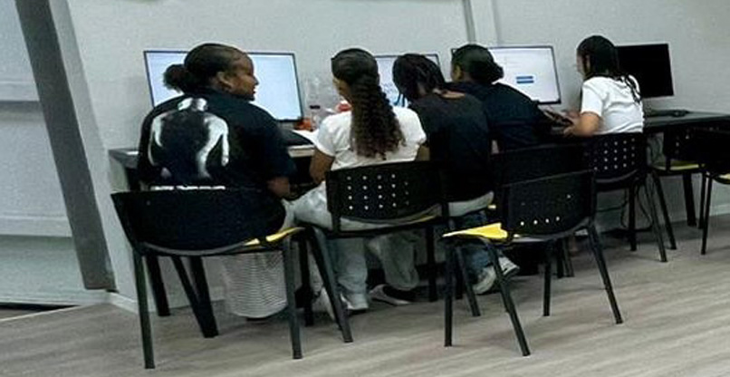 בונות אתר. קבוצת הנערות בפתח תקווה.