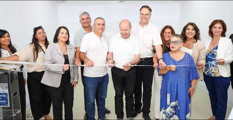 גזירת הסרט בטקס חנוכת מעבדות הדמיון החדשות בנהריה.