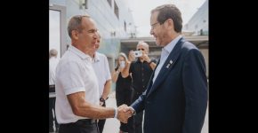 נשיא המדינה, יצחק הרצוג (מימין) בביקורו בחממת אינגב, לוחץ את ידו של מנכ"ל החממה, ארנון קולומבוס.