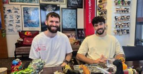 מימין: יוסף בלומן ואביעד זרצקי, מפתחי פליקציית המשחק "שיר בתמונה".