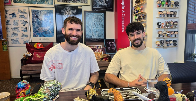 מימין: יוסף בלומן ואביעד זרצקי, מפתחי פליקציית המשחק "שיר בתמונה".