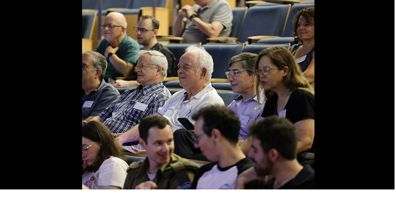 במרכז התמונה: דוד שי, ממקימי ויקיפדיה ישראל והבירוקרט הראשון שלה.